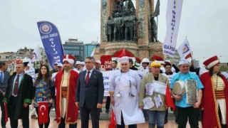 Mehter, aşçı, avukat kıyafeti giyen SİME-SEN üyeleri Taksimde
