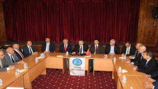 Memurları tarafından darp edilen Tonya Belediye Başkanı Beşele başkanlardan destek