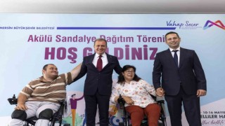 Mersinde 50 özel bireye akülü sandalye dağıtıldı
