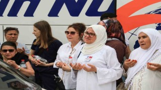 Mersinden 39 hacı adayı dualar eşliğinde kutsal topraklara uğurlandı