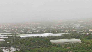 Mersini toz bulutu kapladı, araçlar çamura bulandı