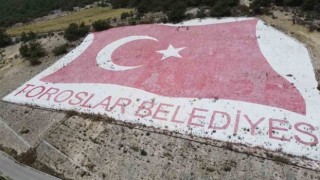 Mersinin simgesi haline gelen dev Türk bayrağı bakıma alınıyor