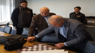 Mersinli santranççı Barış Özenir, Kasparovdan imzalı satranç tahtası aldı