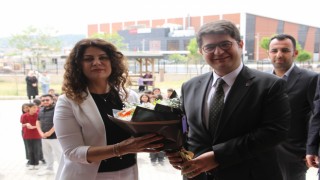 Meslek hayatının son sergisini açan Züleyha öğretmene duygu dolu sürpriz