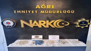 Midelerinden 3 kilo 742 gram uyuşturucu çıktı