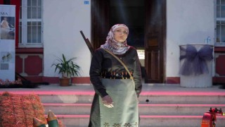 Milli Mücadelenin kadın kahramanlarının giydiği kıyafetler defilede sahnelendi