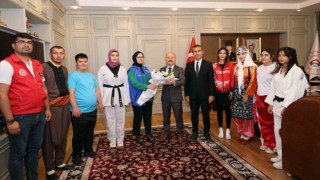 Milli sporcular Vali Varol ile bir araya geldi