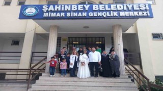 Mimar Sinan Gençlik Merkezi gelin adaylarının yanında