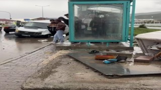 Minibüs kaldırımda yürüyenlere çarptı: 1 ölü, 2 yaralı