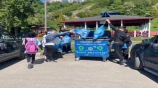 Minik öğrenciler çöp toplayıp sokak hayvanlarını besledi