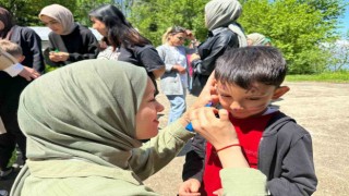 Minikler ablalarıyla oyun arkadaşı oldu