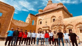 Misafir sporcu öğrenciler, İshak Paşa Sarayında tarihe yolculuk yaptı