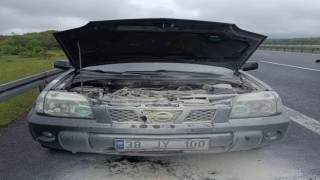 Motor kısmından alev alan cip, sürücüsünün müdahalesiyle yanmaktan kurtuldu
