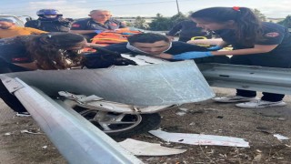 Motosiklet bariyerlere ok gibi saplandı, sıkışan sürücü kurtarıldı