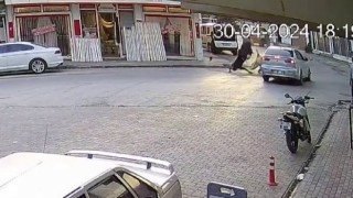Motosiklet ile otomobilin çarpışma anı kameralara yansıdı