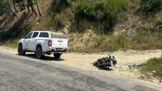 Motosiklet kamyonete çarptı: 2 yaralı