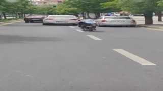 Motosiklet sürücüsü hem kendi canını hem de trafiktekilerin canını hiçe saydı