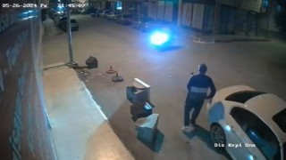 Motosikleti ile kaza yaptı, kalktı diğer sürücüye yardım etti