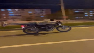 Motosikletle akrobatik hareketler yapan kişiler, kendilerini takip eden polisleri de çekerek sosyal medyadan paylaştılar