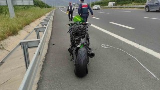Motosikletler otoyolda çarpıştı: Sürücüler metrelerce sürüklendi