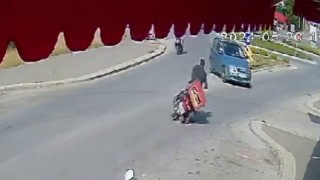 Motosikletlinin ölümden döndüğü anlar güvenlik kamerasında