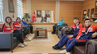 Müdür Başyiğit, Okul Sporları Türkiye Şampiyonasında derece elde eden özel öğrencileri kabul etti