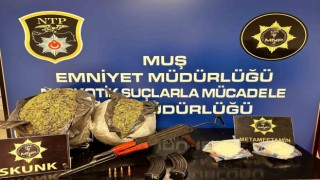 Muşta iki araçta silah ve uyuşturucu ele geçirildi