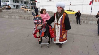 Nasrettin Hocayı genç kuşaklara tanıtmak için market arabasından yaptırdığı eşeğiyle sokak sokak geziyor