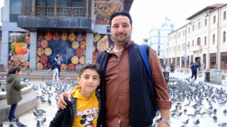 Nazilliden gelen turistler Eskişehirdeki kuşları elleriyle besledi