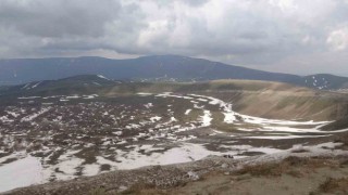 Nemrut Krater Gölünde iki mevsim bir arada yaşanıyor