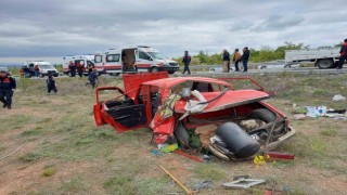 Nişan merasimi dönüşü otomobil ile kamyonet çarpıştı: 1 ölü, 5 yaralı