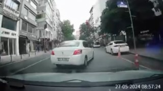 Nişantaşında trafikte “önüme kırdın” kavgası kamerada: Araca çarpıp böyle kaçtı