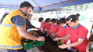 Öğrenciler Büyükşehir Belediyesinin fidanlığında ders işledi
