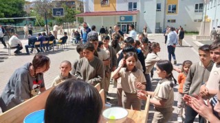Öğrenciler kağıttan uçaklarla yarıştı