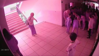 Okul müdürü Heimlich manevrasıyla öğrencinin hayatını kurtardı: O anlar kamerada