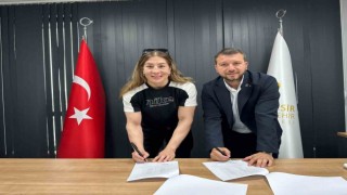 Olimpiyatlar öncesi milli güreşçi Yasemin Adar Yiğit ile sözleşme yenilendi