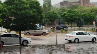 Oltuda yağış etkili oldu, mazgallarda sular taştı