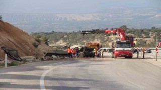 Ölüm virajında kamyon hurdaya döndü, sürücü hayatını kaybetti