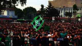 On binler statta, binler meydanda Sakaryaspora destek oluyor