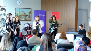 Onkoloji servisinde tedavi gören çocuklar için moral konseri