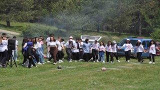 Onlarca genç 4 kilometre yürüdü