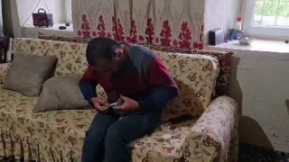 Ormanda bulduğu yavru tavşanı şırıngayla besliyor