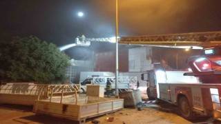 Oto tamir atölyesinde çıkan yangını itfaiye ekipleri söndürdü