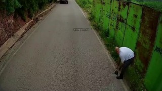 Otobüs şoförü kaplumbağayı ezilmekten kurtardı