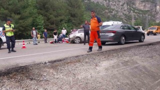 Otomobil bariyere çarptı: 4 aylık bebek hayatını kaybetti, 2 kişi yaralandı