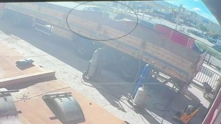 Otomobil ile motosiklet çarpıştı, kaza anı kameraya yansıdı