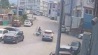Otomobil ile motosikletin çarpıştığı kaza kamerada
