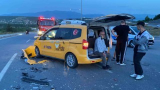 Otomobil ile taksi çarpıştı: 4 yaralı