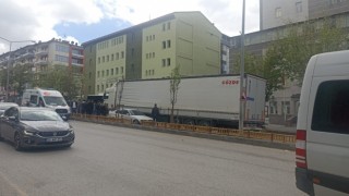 Otomobil karşı şeride geçerek tır ile çarpıştı