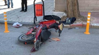 Otomobile çarpan bisikletteki 2 kişinin yola savrulması kamerada